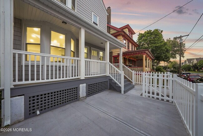 Building Photo - 905 Emory St