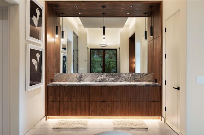 Building Photo - 725 Rocky Point Dr