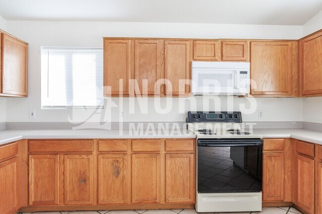 Building Photo - Freshly Updated Home with NO HOA