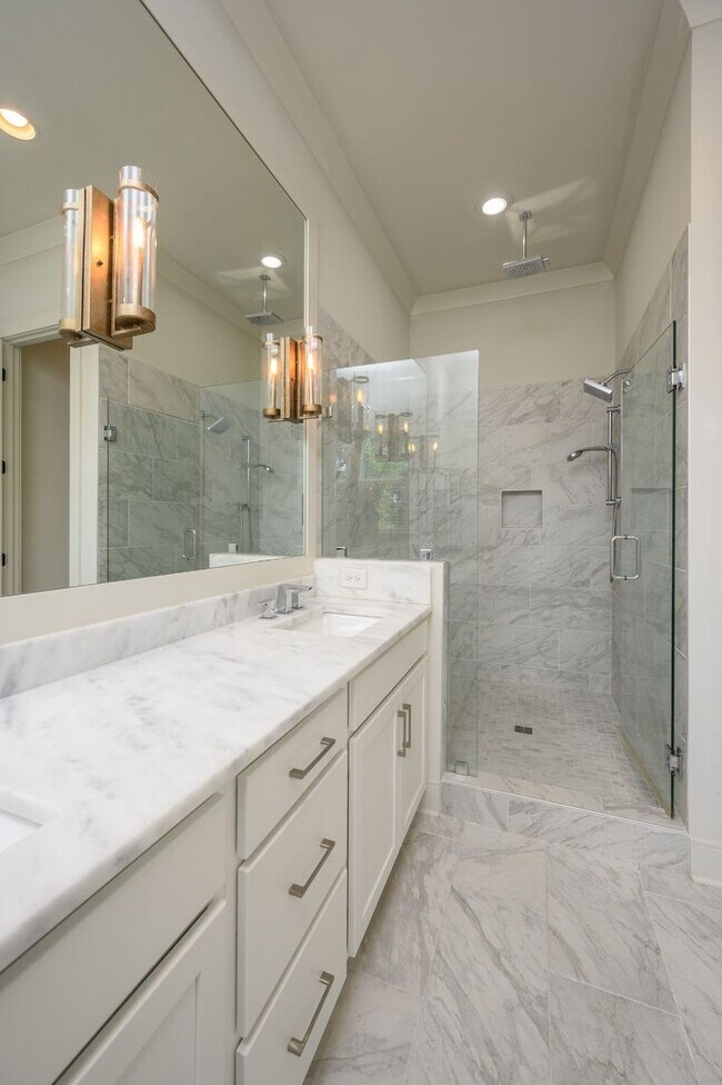 Building Photo - **LIKE-NEW, HIGH-END EXECUTIVE HOME WITH INCREDIBLE OUTDOOR ENTERTAINING IN IDEAL LOCATION**