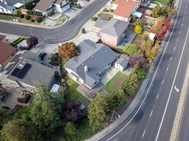 Building Photo - 100 Lippizan Dr