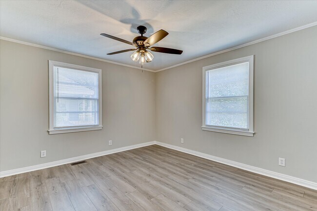 Building Photo - 3210 York Dr