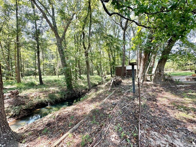 Building Photo - Tour Today! Show Stopping Home in Flint!