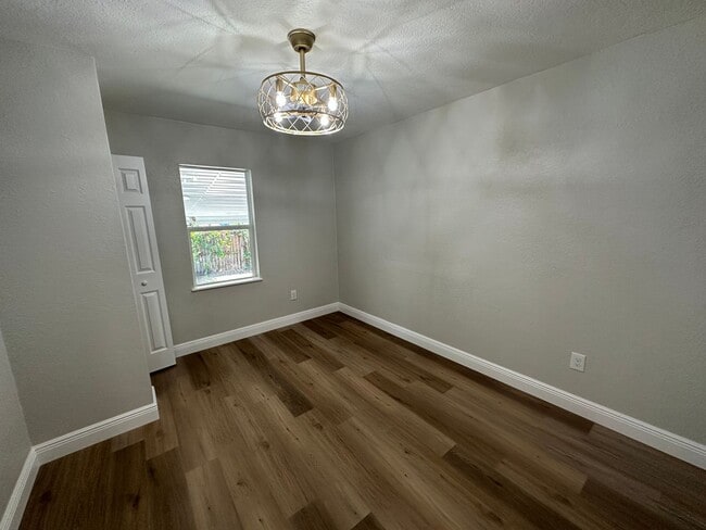 Building Photo - Beautiful 2 bedroom 1 bathroom newly remod...