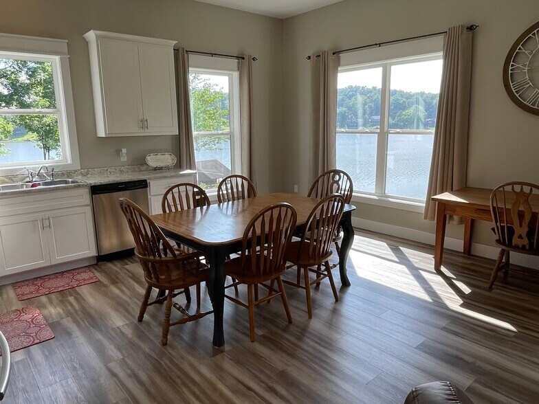 Dining area with lake view - 579 Bella Vista Dr