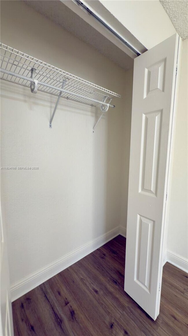 Building Photo - 1455 Lake Crystal Dr