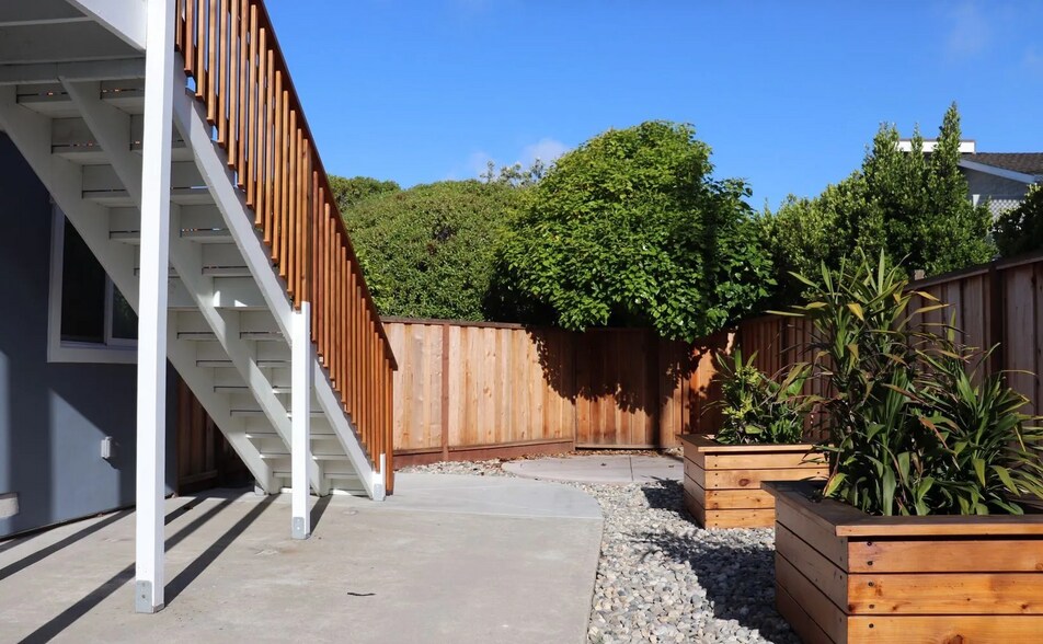 Building Photo - 902 W Cliff Dr