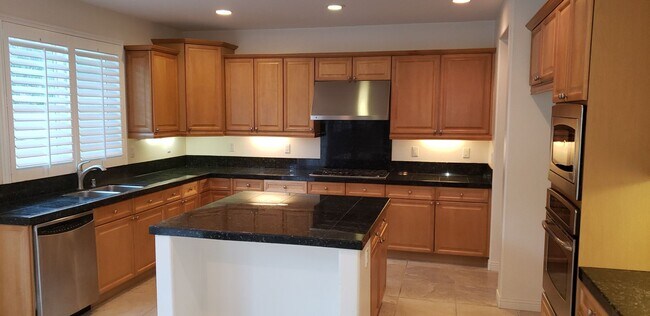 Building Photo - 70 Vía De La Valle