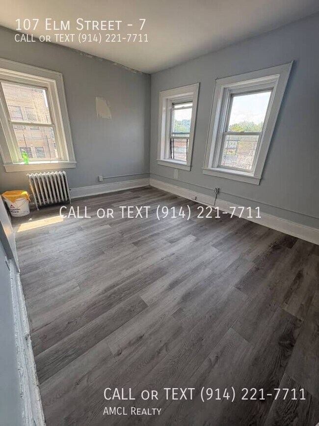 Building Photo - 107 Elm St