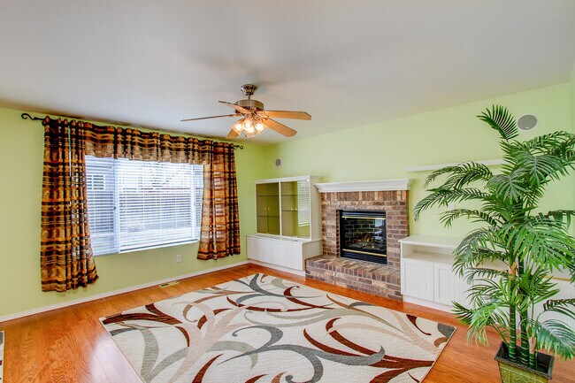 Building Photo - Impeccable 5 Bedroom Home with Mountain Views