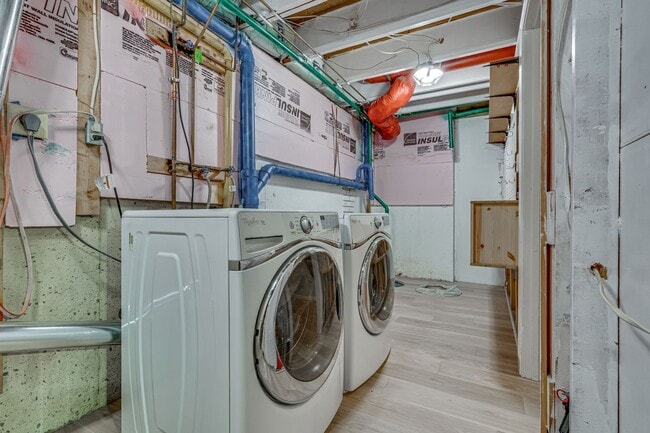 Building Photo - Fantastic townhome in Alexandria