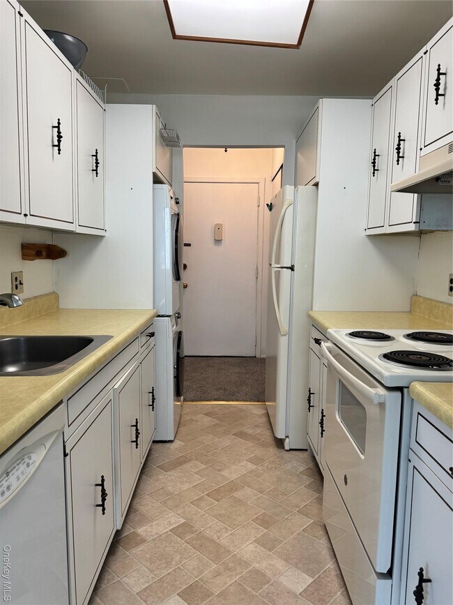 Building Photo - 24 Village Park Dr