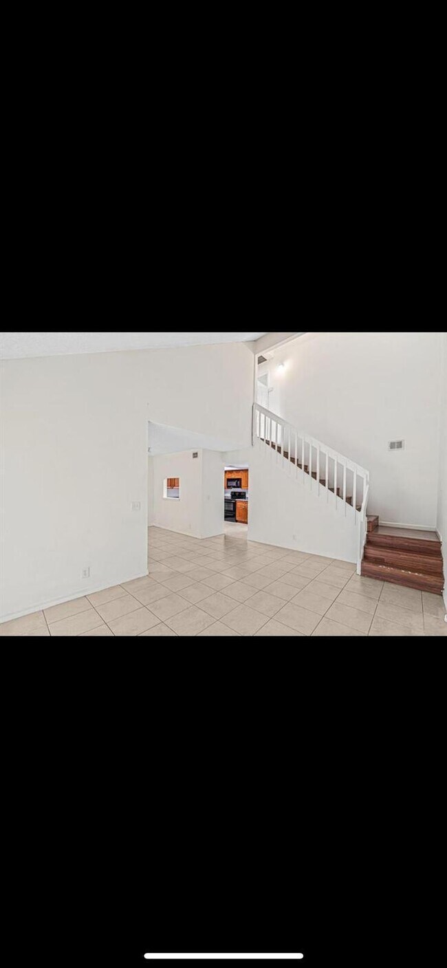 Building Photo - 9227 Green Meadows Way