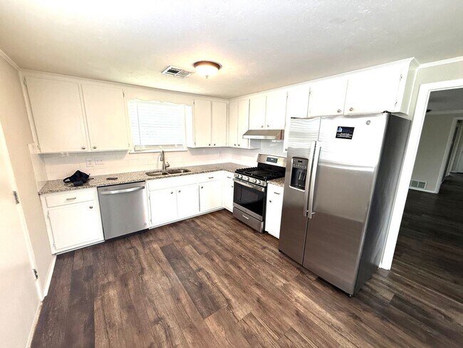 Building Photo - 224 Lilac Dr