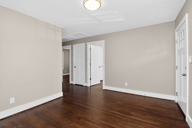 Building Photo - Beautiful 2 Bedroom Belmont Bungalow