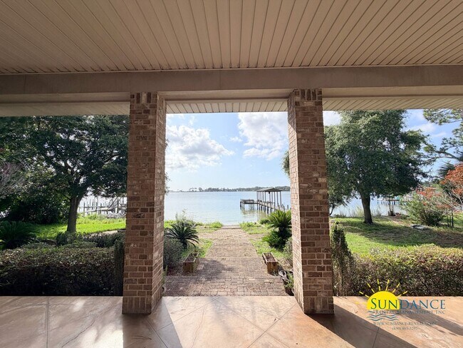 Building Photo - 249 Beachview Dr NE