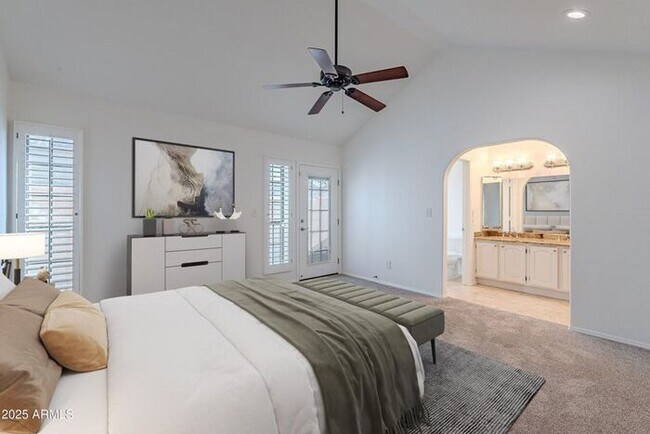 Building Photo - 3-bedroom townhome in great central Phoeni...