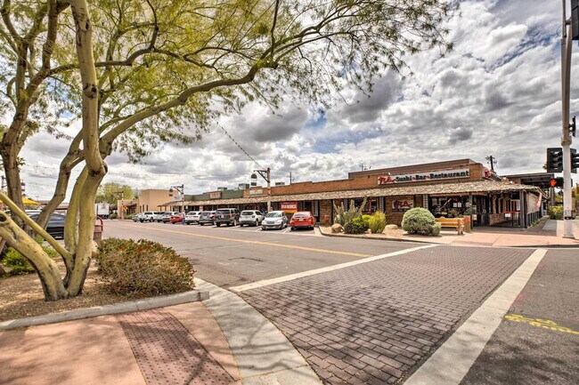 Building Photo - 6805 E 2nd St