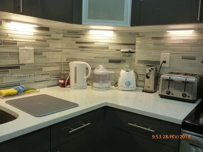 Building Photo - 300 Bayview Dr