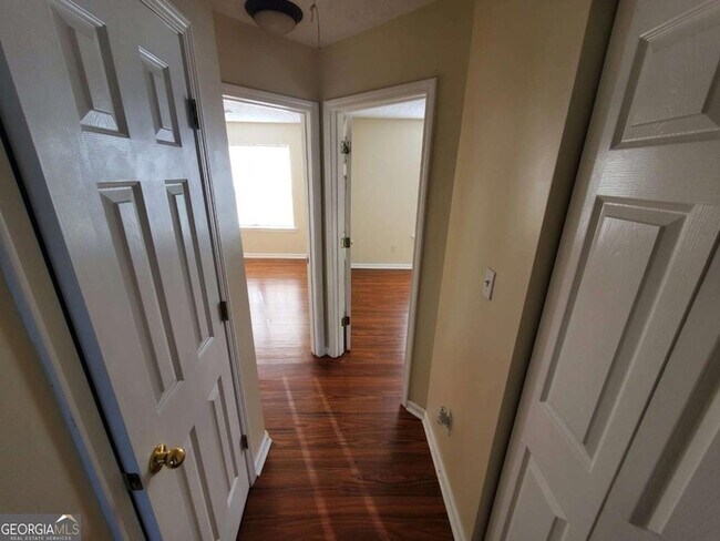 Building Photo - 5450 Twin Lakes Dr