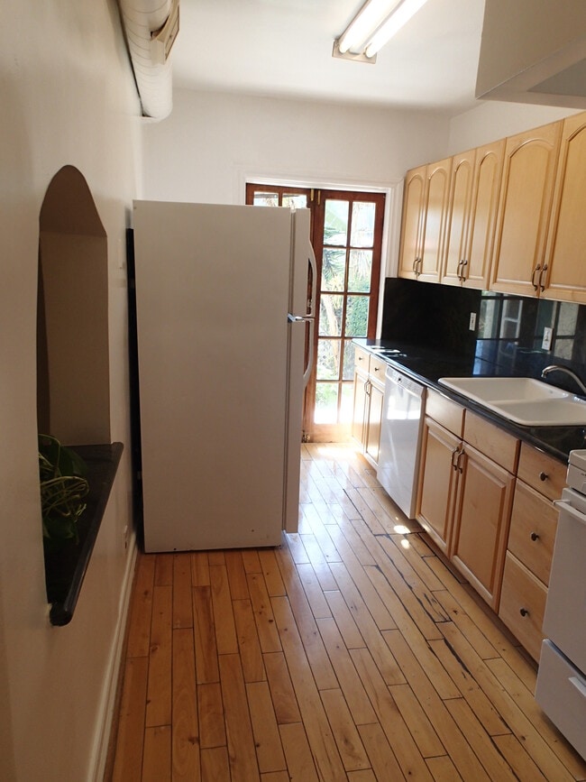 Building Photo - 2047 Ivar Ave