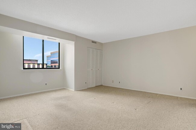 Building Photo - 3800 Fairfax Dr