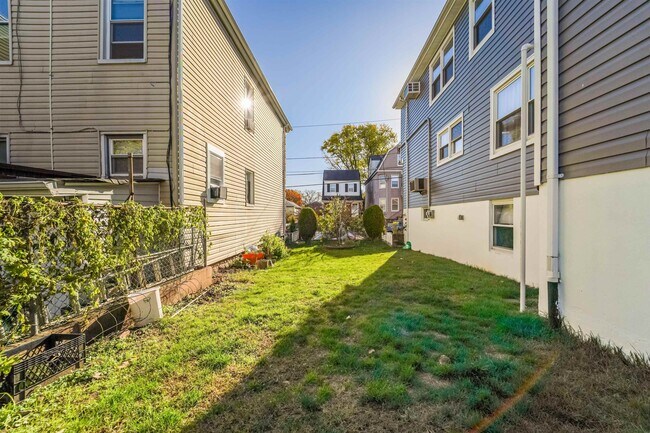 Building Photo - 79 Hoyt St
