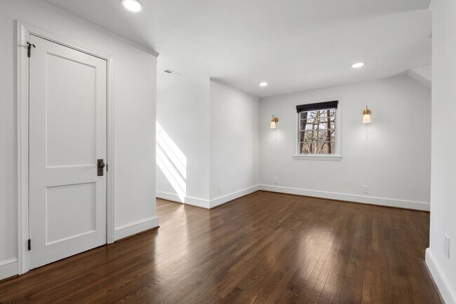 Building Photo - Heritage Historic - Unit B