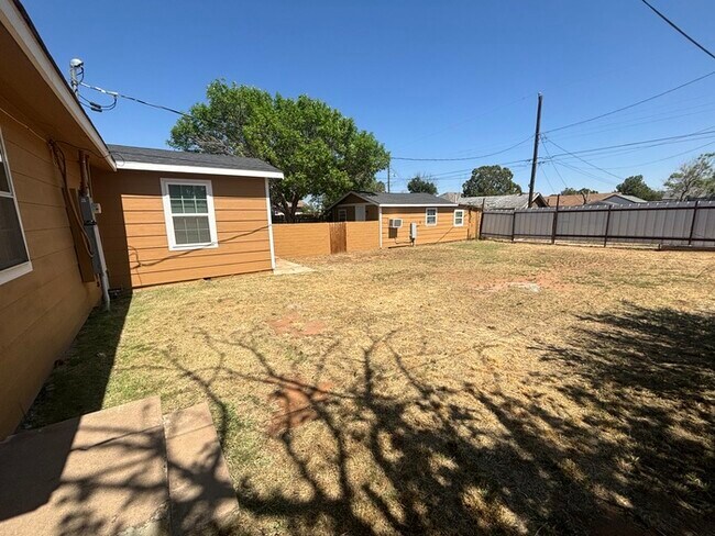 Building Photo - Spacious 3 bed 2 bath home, move in ready