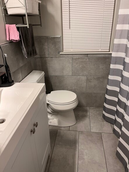 Bathroom - 1148 Beech St