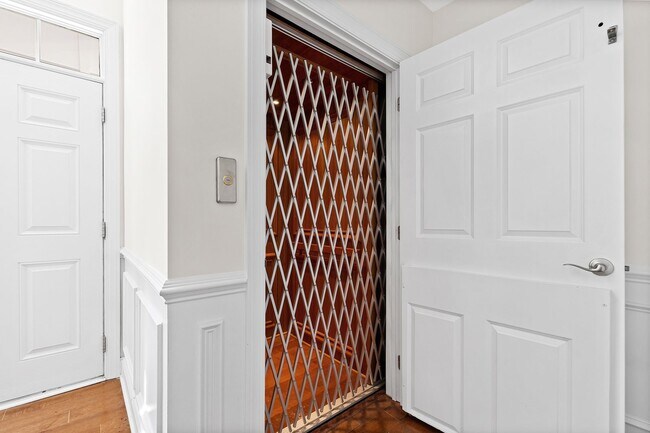 Building Photo - Spacious 3-Bedroom Condo in Prime Raleigh Location!