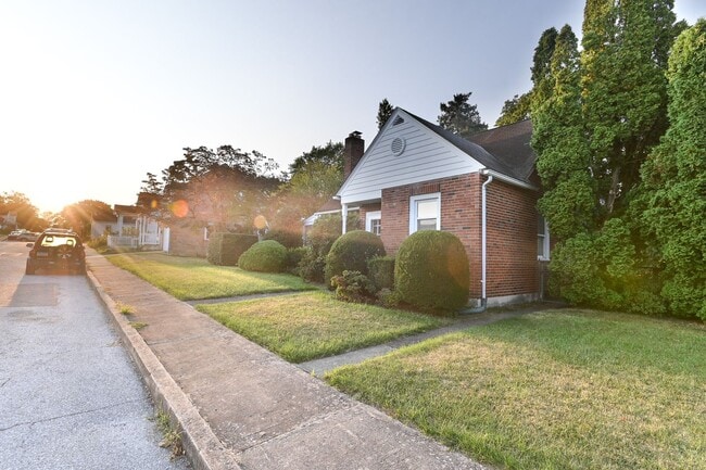 Building Photo - Quaint Single-Family Home on Sunnyside Ave