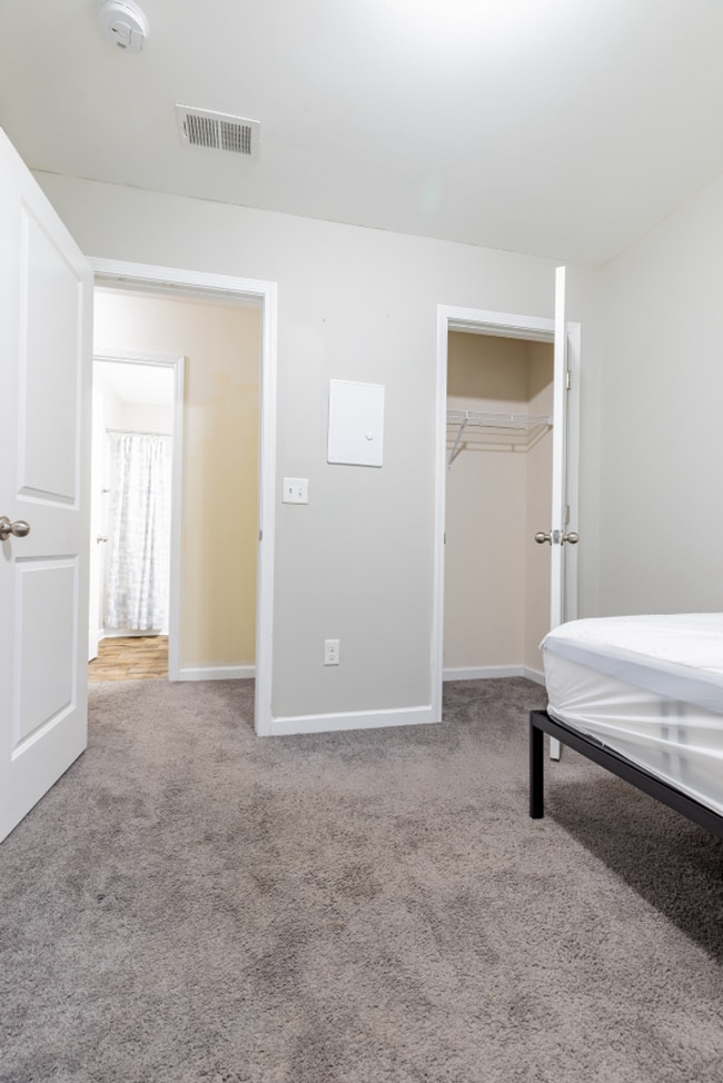 Building Photo - Updated 3BR Townhouse with Kitchen Island & Walk-In Closets