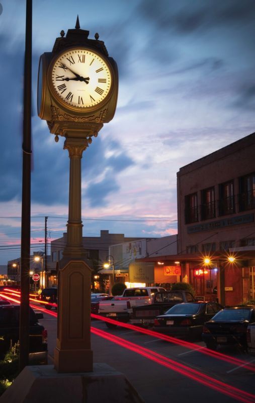 Building Photo - 115 E Tyler