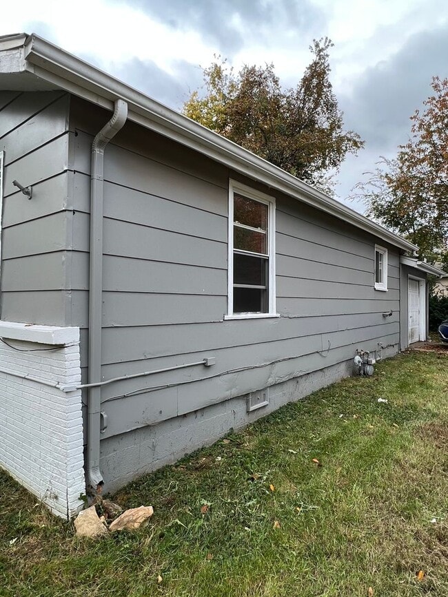Building Photo - Rent this 2 Bedroom house with a 1 car garage.