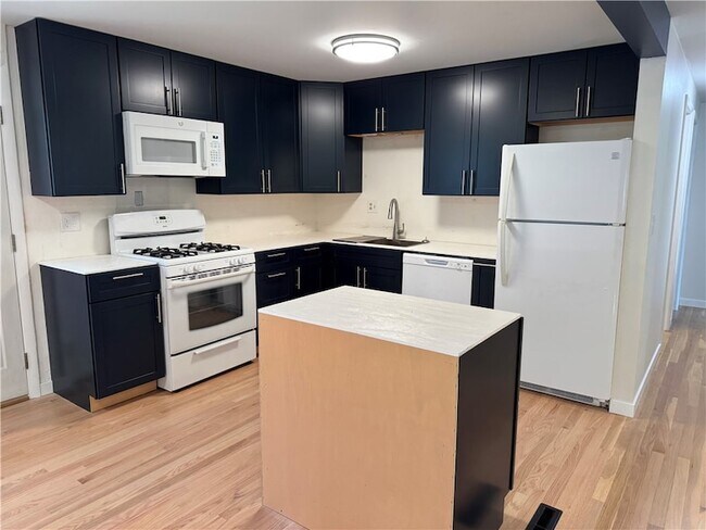 Building Photo - 111 Treeview Dr