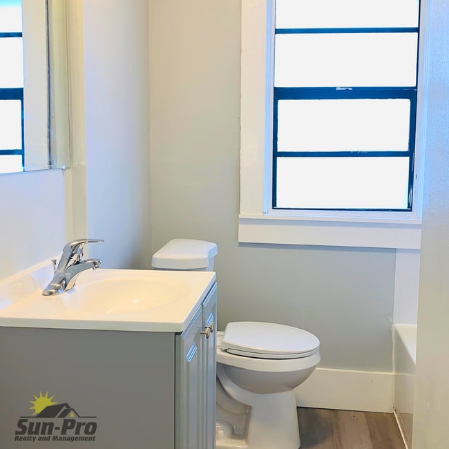 Building Photo - 808 S Grandview Ave