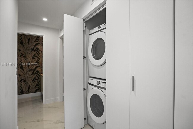 Building Photo - 700 NE 24th St