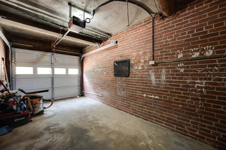 Building Photo - 500 N Thomas Rd