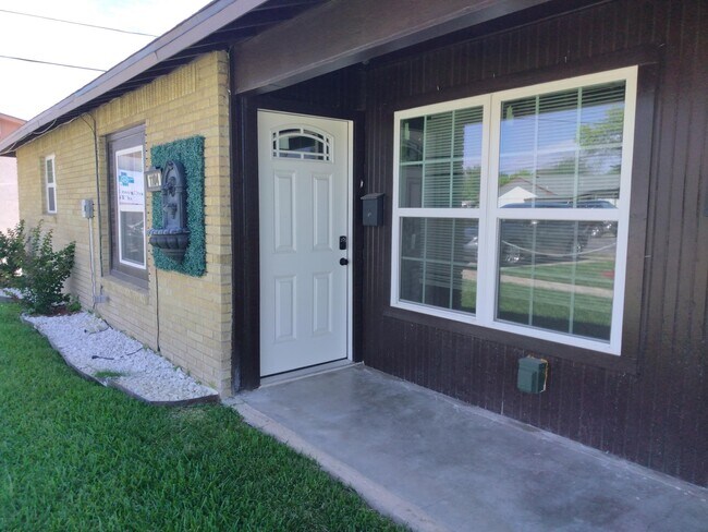 Building Photo - 1104 N Bedell Ave