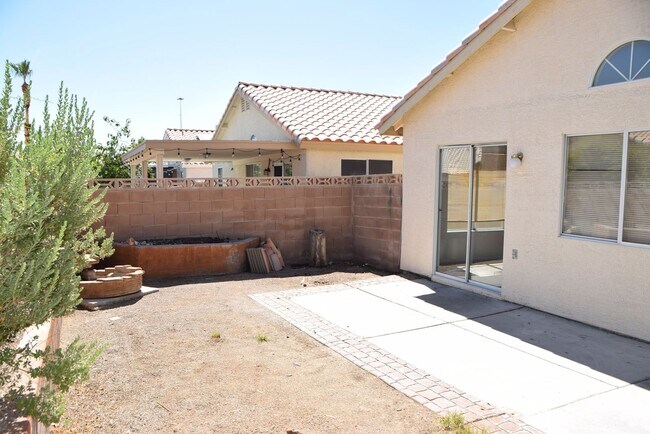 Building Photo - BEAUTIFUL 4 BEDROOM, 2 BATH SINGLE-STORY H...
