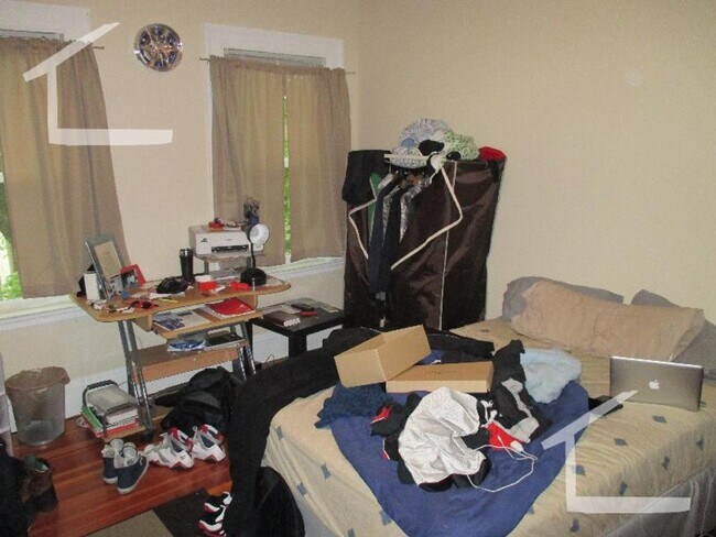 Building Photo - Nicely renovated 3 bed unit with in-unit laundry.