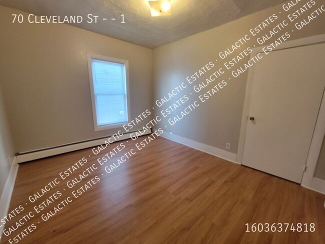 Building Photo - 1st floor spacious 3 bedroom 1 bath with b...