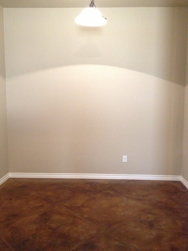 Building Photo - 617 Paseo del Plata Dr