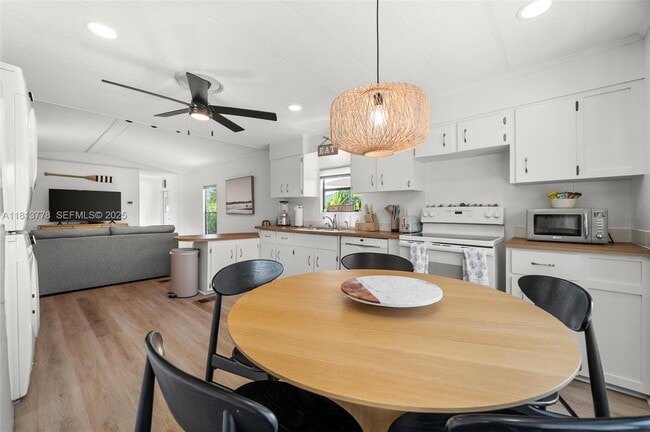 Building Photo - 648 E Palm Ave