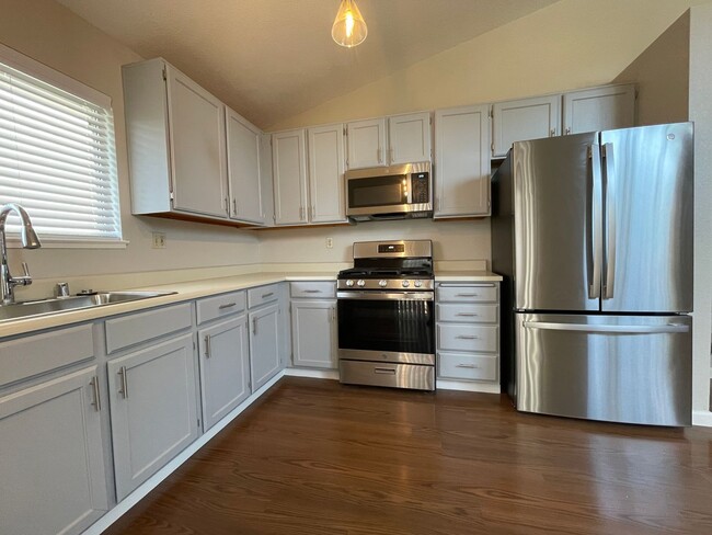 Building Photo - 1080 Camellia Ln