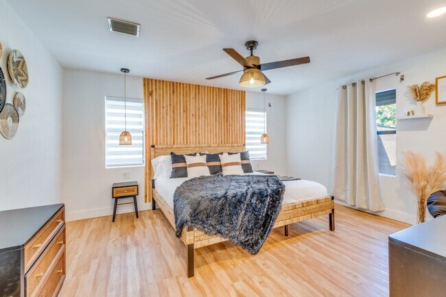 Building Photo - 1814 NW 14th Ave