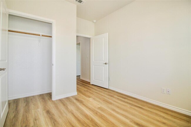 Building Photo - 514 War Admiral Dr