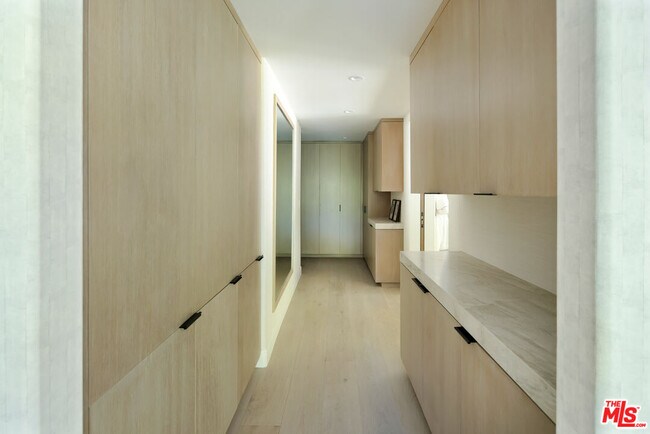 Building Photo - 7651 Willow Glen Rd