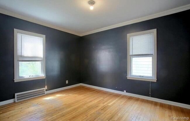Building Photo - 348 E Maplehurst Ave